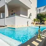 Aura - Comfort 3 With Shared Swimming Pool *