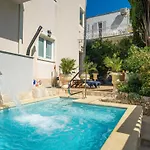 Apartman Aura - Comfort 3 With Shared Swimming Pool