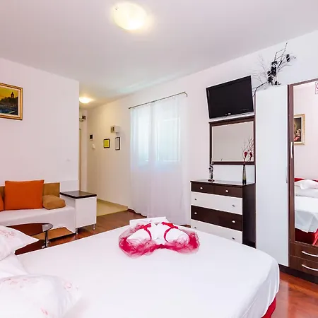 Aura - Comfort 3 With Shared Swimming Pool Apartman