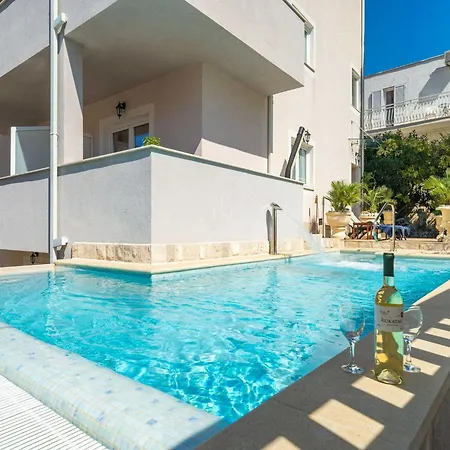 Aura - Comfort 3 With Shared Swimming Pool *